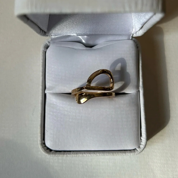 3/$20 Gold Tone Hoop Abstract Designed Ring Size 6 - Picture 2 of 3